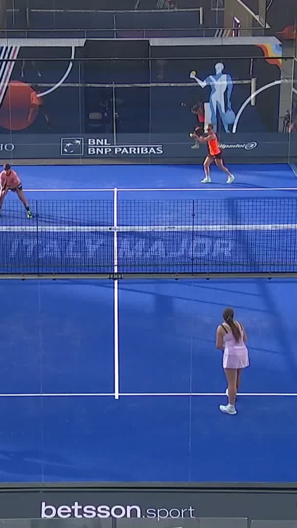 Excellent out of court from Bellver but Sainz still wins the point with a beautiful body feint shot