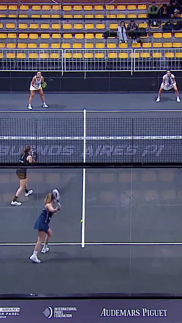 Riera returns the smash and finishes with a x4
