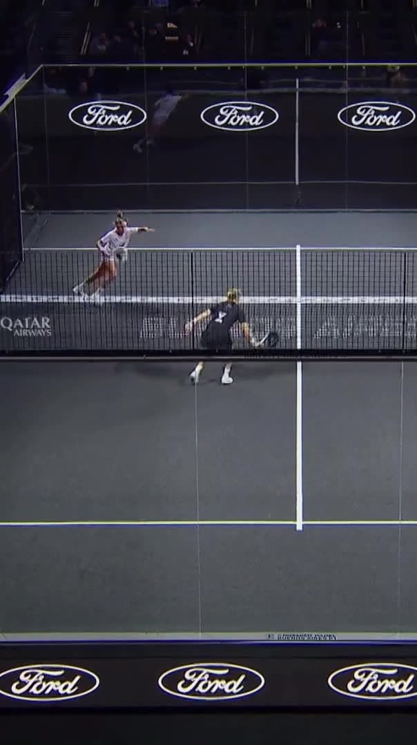 Star Point. Josemaría recovers it outside the cage, but Sánchez taps it with the forehand