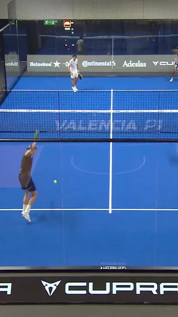 Coello and Axelsson take their first game of the first set