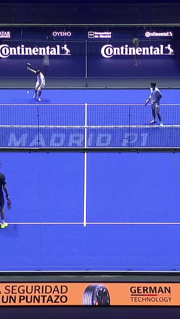 Cabeza hits an early forehanded winner towards the corner