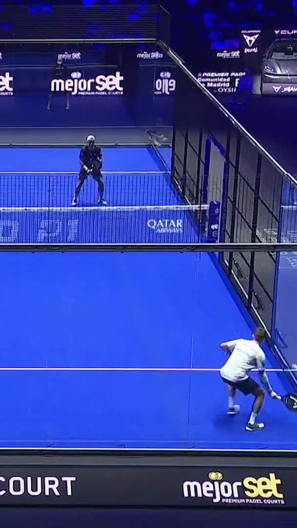 Chingotto with the backhand volley to make it 4-2