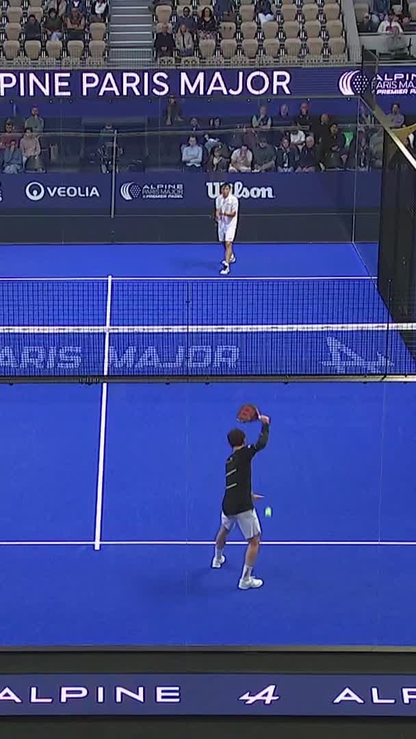 Esbri wins the break point and star point with a great reaction
