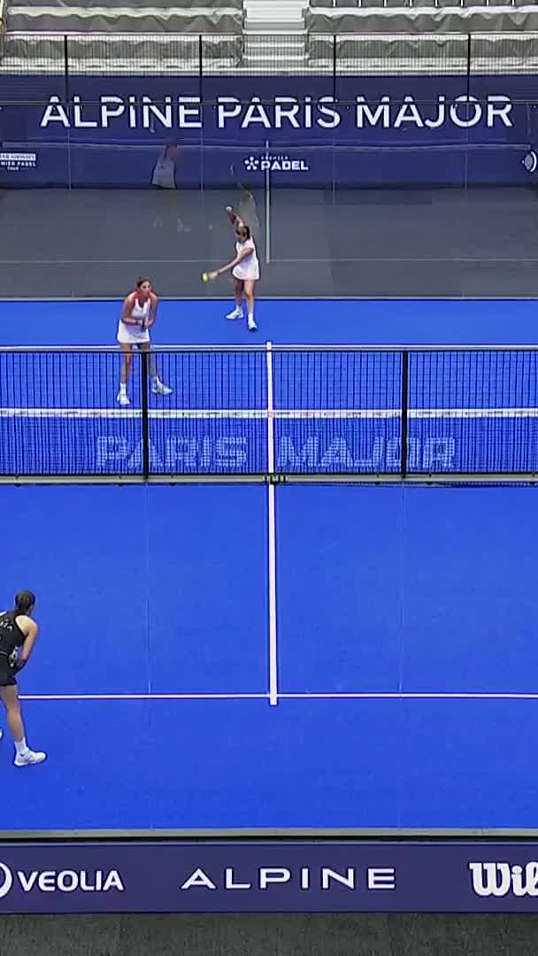 Fernandez hits an incredible no look backhand shot